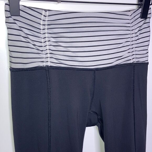 Lululemon Cropped Leggings Woman’s Size 2 - Picture 4 of 6